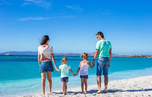 幸福的家庭,有两个孩子在热带海滩度假期间