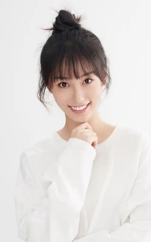 图一是女神王梓莼,穿白色上衣的样子,仙女十足!