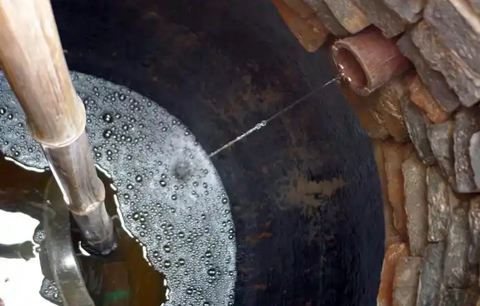 经过土台过滤浓缩的盐卤水流到盐卤井里了