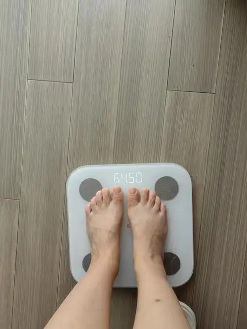 夜宵还是面条馄饨卤菜之类的,全是碳水,以为会长很多,体重称都懒得看