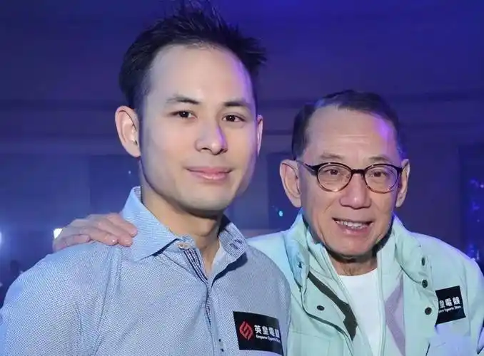 英皇一姐容祖儿参加公司团建,被杨受成拉手显亲密,老板娘罕露面_阿娇