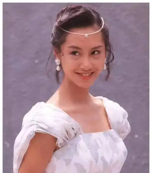 朱茵现状住深山残屋开97年旧车活成了娱乐圈的李子柒