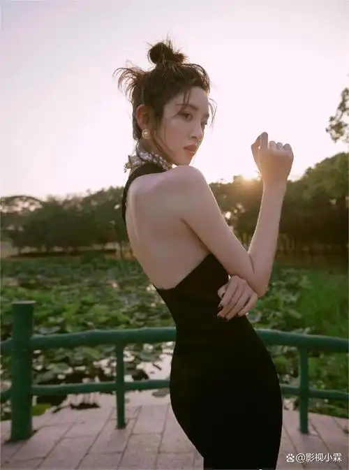 唐艺昕春夏赏荷,纤细美腰,背影撩人