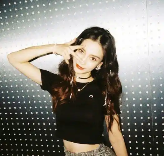 原创angelababy登开年首封雀斑妆容拍大片演绎日系美少女