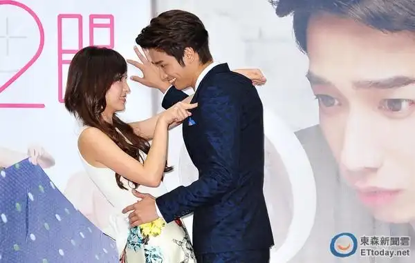 直击/刘以豪亲密「壁咚」魏蔓 对视脸红又心跳