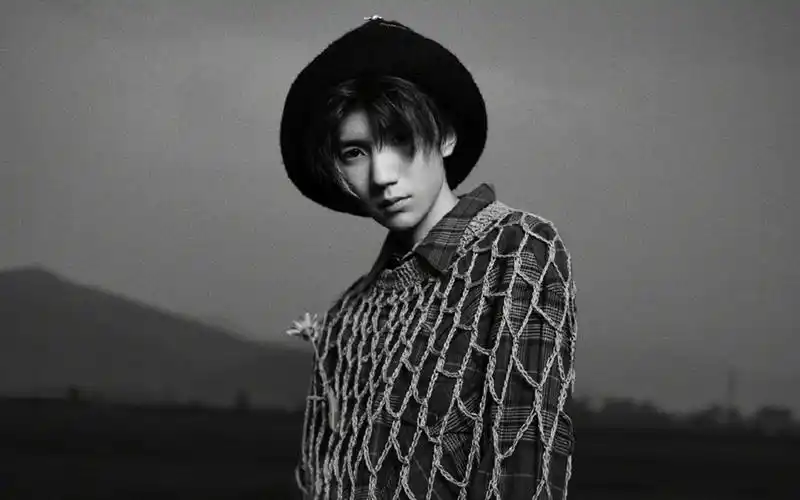 王源秋日森系写真桌面壁纸