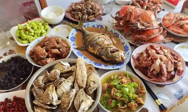 当然也有朋友说,老人过生日应该下饭店,自己在家做的饭菜没卖相