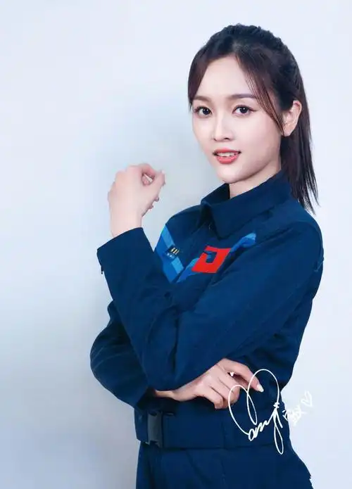 火箭少女吴宣仪女神浮现细腿甜美高配置美女