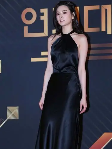 原创"世界最美面孔"林珍娜,穿露背长裙走红毯,美得低调又惊艳!