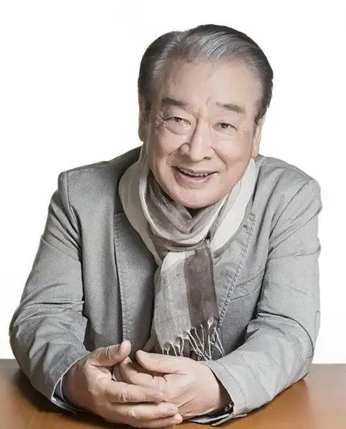 组图韩国老戏骨李顺载拍写真出道62年首登杂志封面