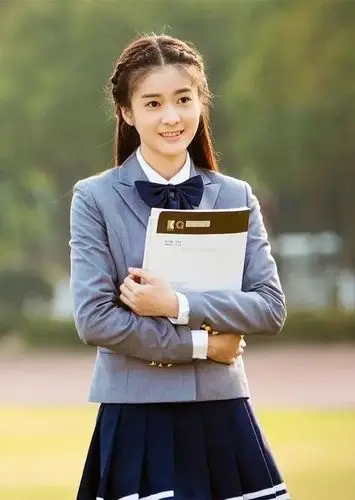 初恋脸张雪迎已经长大背带裤清新可人的她浓妆更惊艳