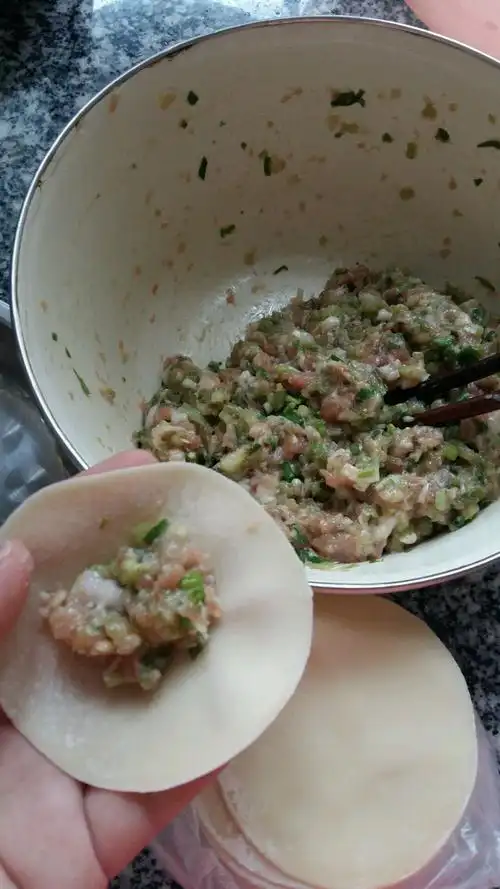 3,包饺子的六个步骤第一步必然就是和面将面粉和成光滑的面团后,就