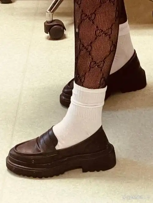 为什么有的女生会穿两双袜子?