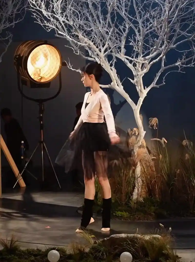 吴谨言有芭蕾舞基础就是不一样,她在片场翩翩起舞,身姿灵活动作专业