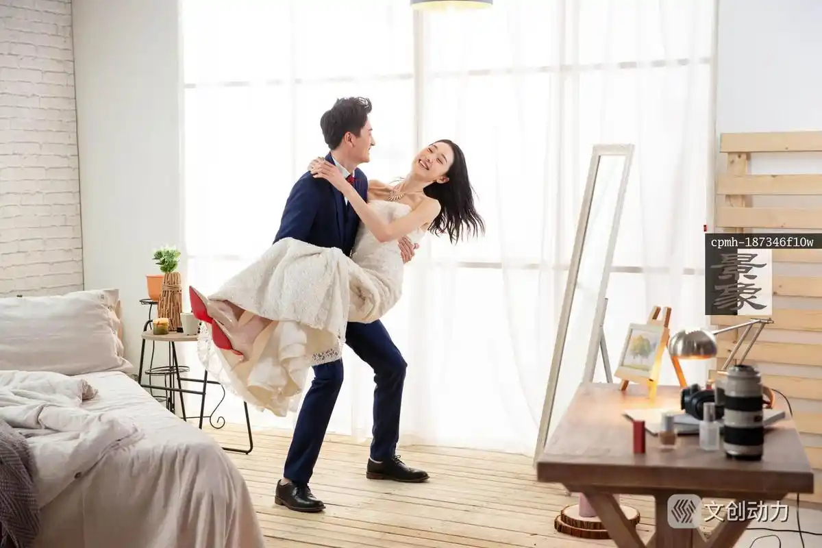 卧室里幸福的丈夫抱着妻子