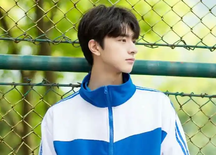 青春校园剧男主胡一天清新