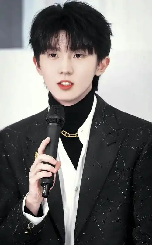 马嘉祺衬衫领带造型##马嘉祺晒特工风随拍