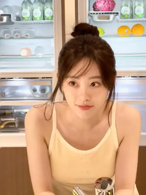 纯欲风#祝绪丹今日营业照9615发了15宫格,白色吊带77丸子头造型