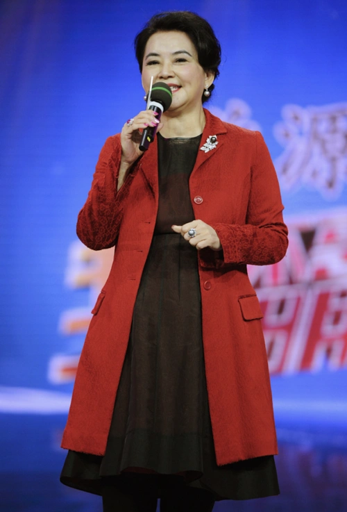 原创63岁胡慧中罕见陪丈夫出席活动打扮质朴气质犹存夫妻表现恩爱