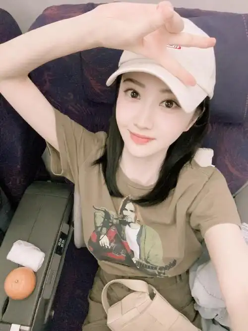 景甜托脸比耶自拍