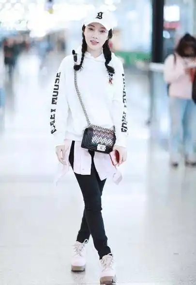 李小璐真敢"作妖",红色"液体裤"配高跟鞋,硬凹出162cm身高_白色_黑色