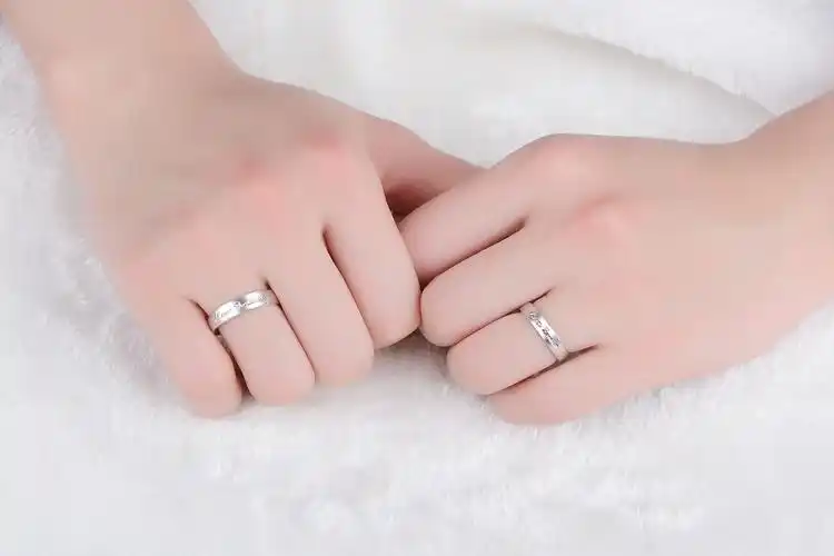 情侣戒指锆石爱心皇冠心电情侣结婚情侣手饰戒指盒小商品锆石戒指