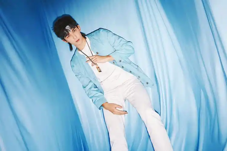 吴磊蓝色纯净大片清爽帅气酷炫狼尾造型搭发带化身热血动漫少年