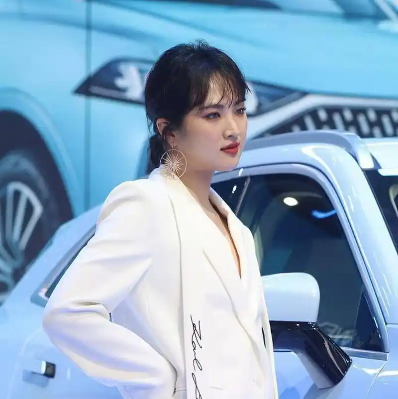 华为小公主"姚安娜"真美,出道后首次营业,一身白西装尽显时尚