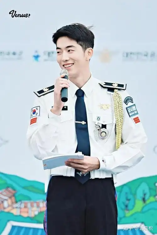 南柱赫服兵役后更man更壮,古铜肌 手臂肌炸裂!