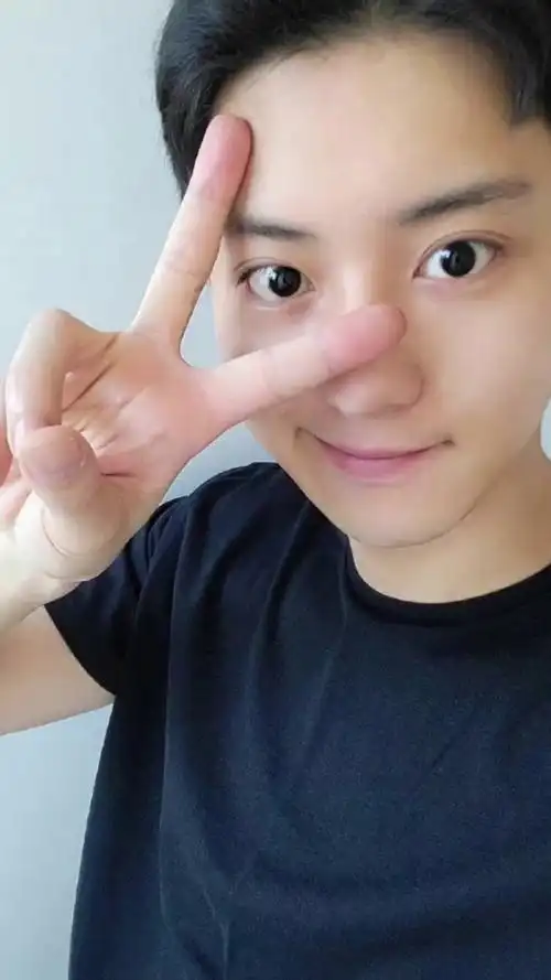 朴灿烈怼脸自拍  是清爽帅气的新鲜帅哥没错了