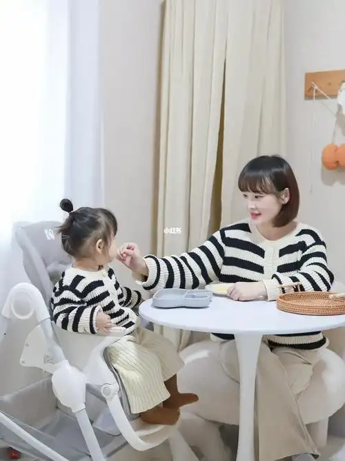 还可以把餐盘卸掉跟大人们一个桌子吃饭哦座位调到160度,新生儿宝宝就