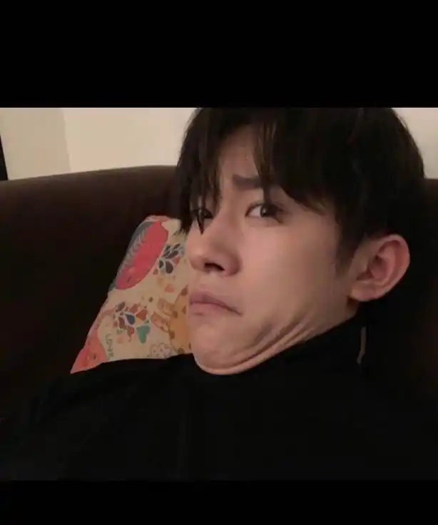 易烊千玺#  【易烊千玺晒恶搞自拍】 近日,易烊千玺在ins上晒出一组