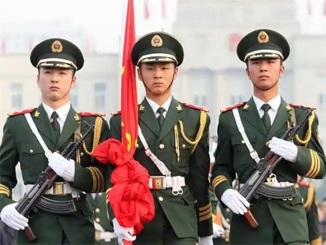 解放军的军装上总挂着一根黄绳子是干啥用的很少人知道