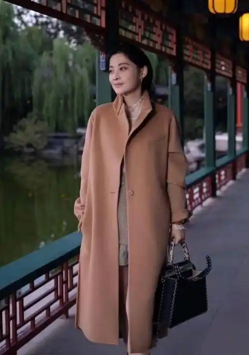 47岁的大姐应该像个中年妇女的样子:衣着高雅,彬彬有礼,老了又优雅