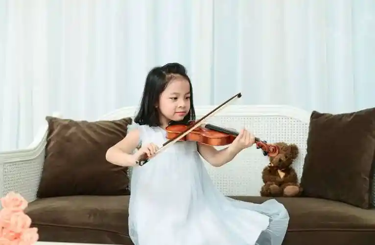 2017年1月26日晚8点,6岁希蓝同学小提琴独奏音乐会的邀请函