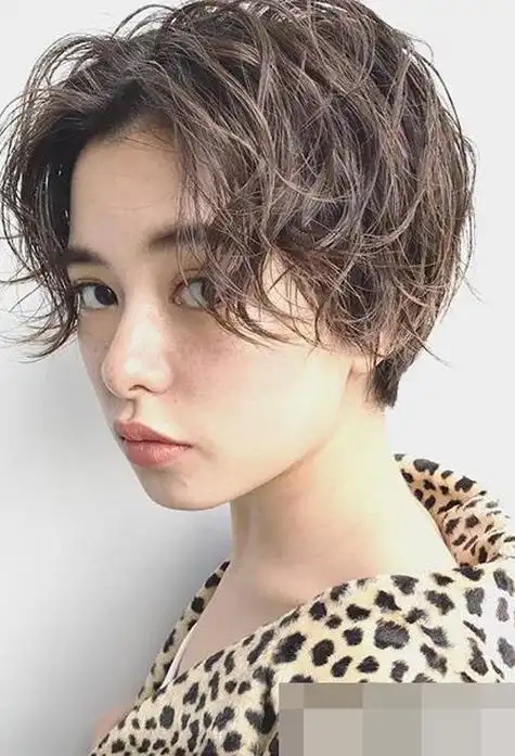 今秋女生不能错过的短发图鉴 几种常见的卷烫发发型