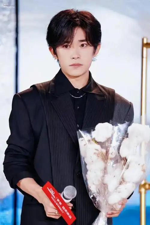 易烊千玺最新直播全黑造型,笑容好甜又a又带着奶气,反差感绝了