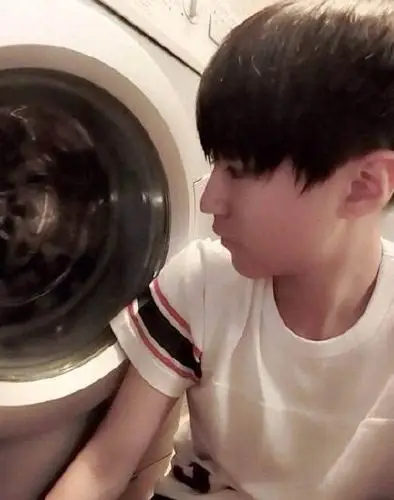 王俊凯帮妈妈洗菜 粉丝:婆婆让我来!