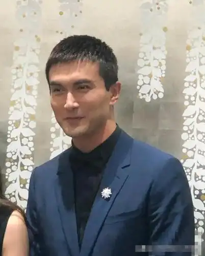 男神高伟光近照,不修图有点显老,特别是这发型拉低了他颜值