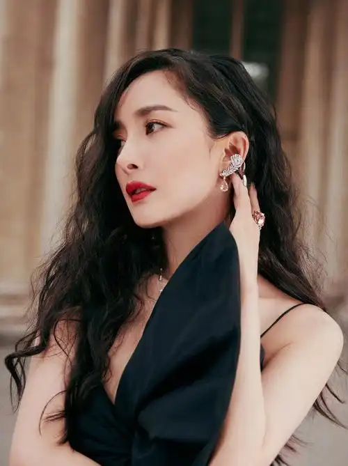 杨幂造型图大蝴蝶结黑白撞色长裙浪漫又典雅杨幂