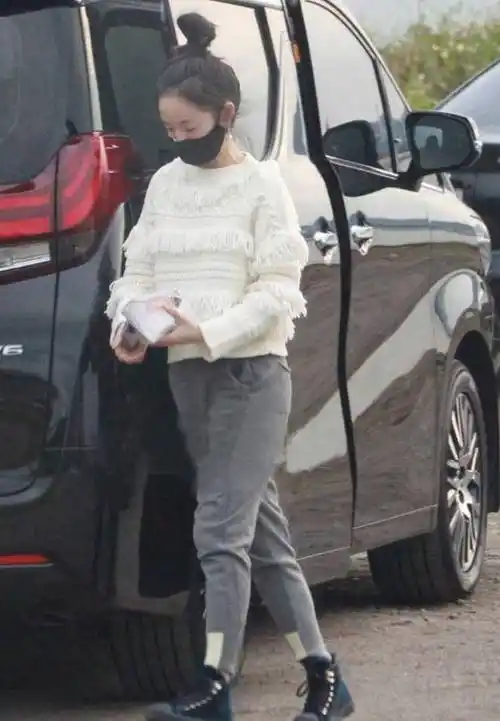 林依晨家族聚餐,全程当婆婆人肉扶手,37岁的她素颜少女感满满