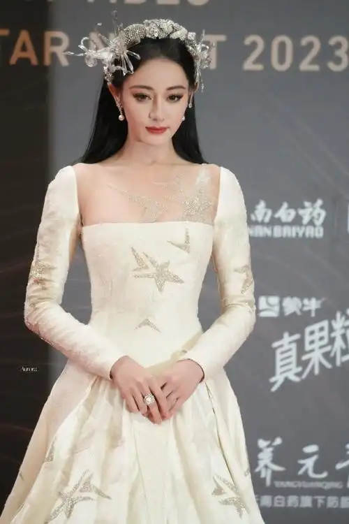 老师 我们家迪丽热巴呢##星光大赏红毯