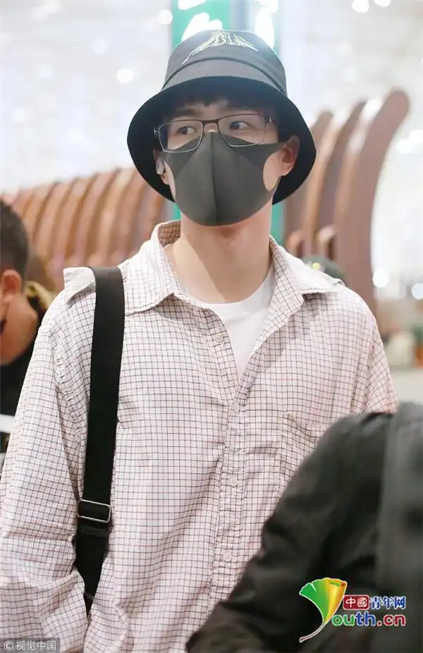 刘昊然戴渔夫帽现身胡茬性感 格子衬衫帅气清新