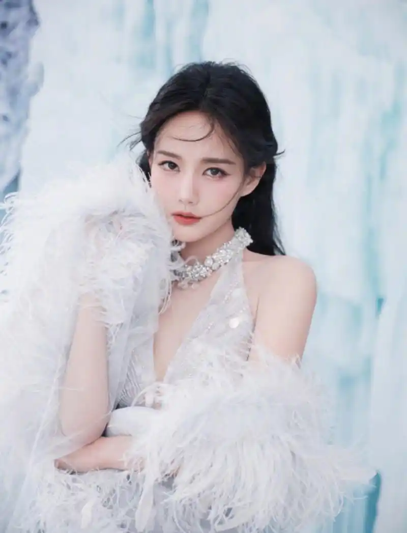 李一桐白色深v长裙写真,曼妙的身姿让人着迷,堪称内娱最美女神!