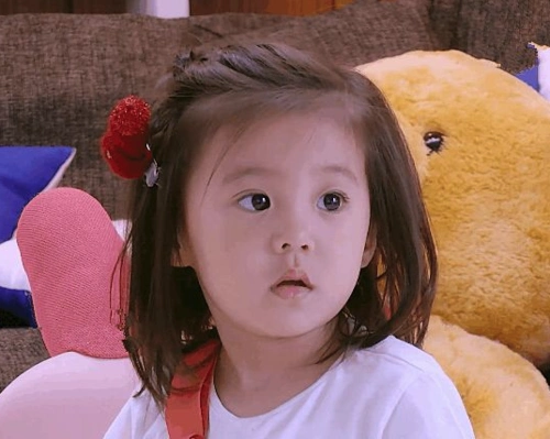 林心如的女儿美出新高度,两岁小海豚呆萌可爱,高颜值不输咘咘