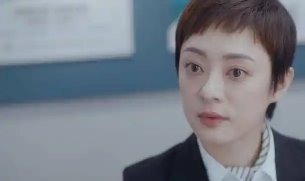 孙俪饰演的房似锦一头短发,强势又干练,是个十足的女强人