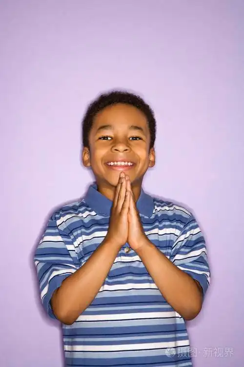 微笑的快乐男孩