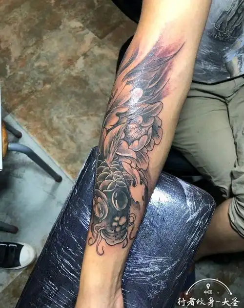 小臂鱼纹身图片_手臂纹身图案