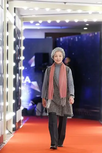 老戏骨吕中头发白了也时髦针织马甲配粉围巾低调却美得自信