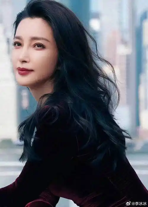 当时李冰冰正在《巨齿鲨》的陪伴下参加活动,而彭于晏则携作品《邪不